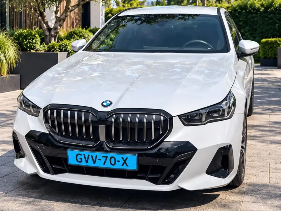 Witte BMW 5-Serie taxi van Taxi Haghorst